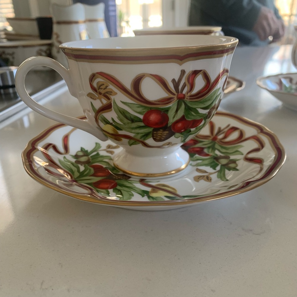 Tiffany & Company HOLIDAY Ribbon Demitasse Cups and Saucers Set of 4 Japan